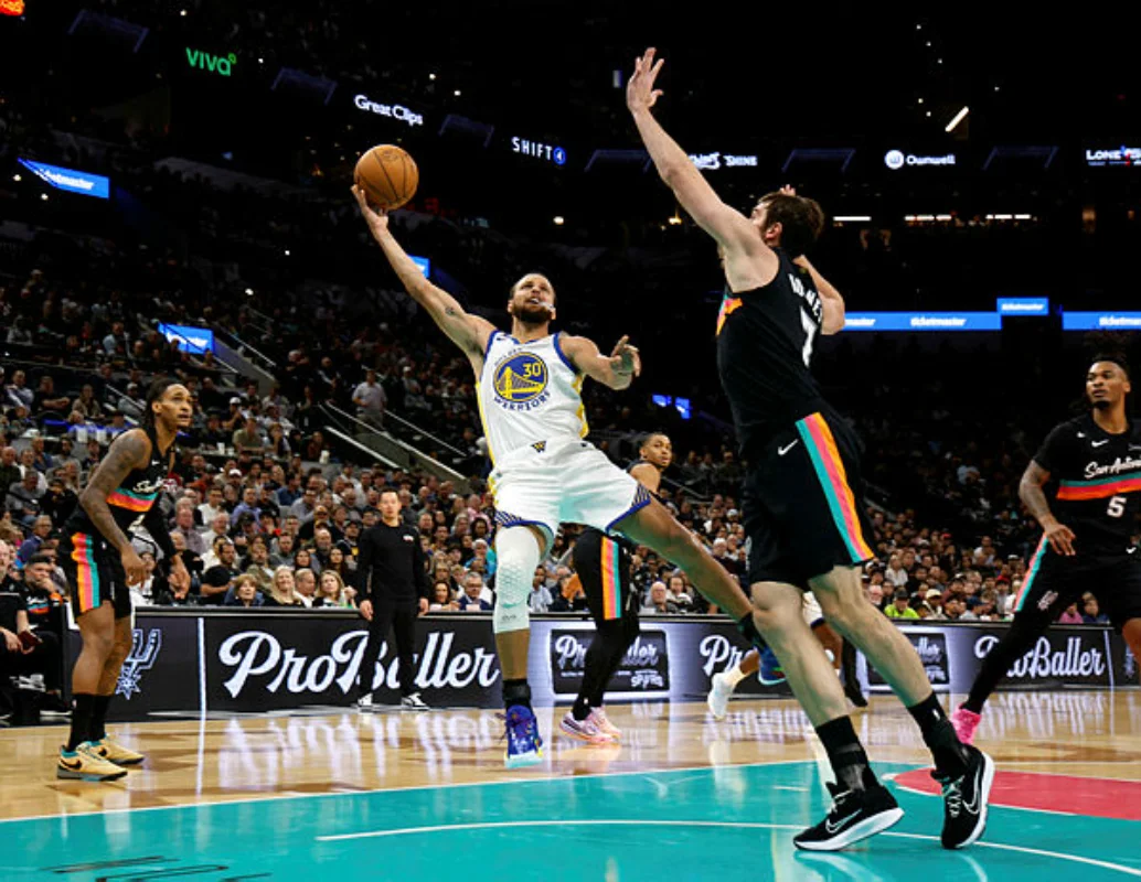 Curry's 46 points lead Warriors over Spurs as Thunder rout Lakers