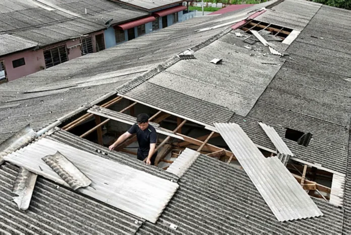 Five houses damaged by sudden windstorm in Chukai Five houses damaged by sudden windstorm in Chukai