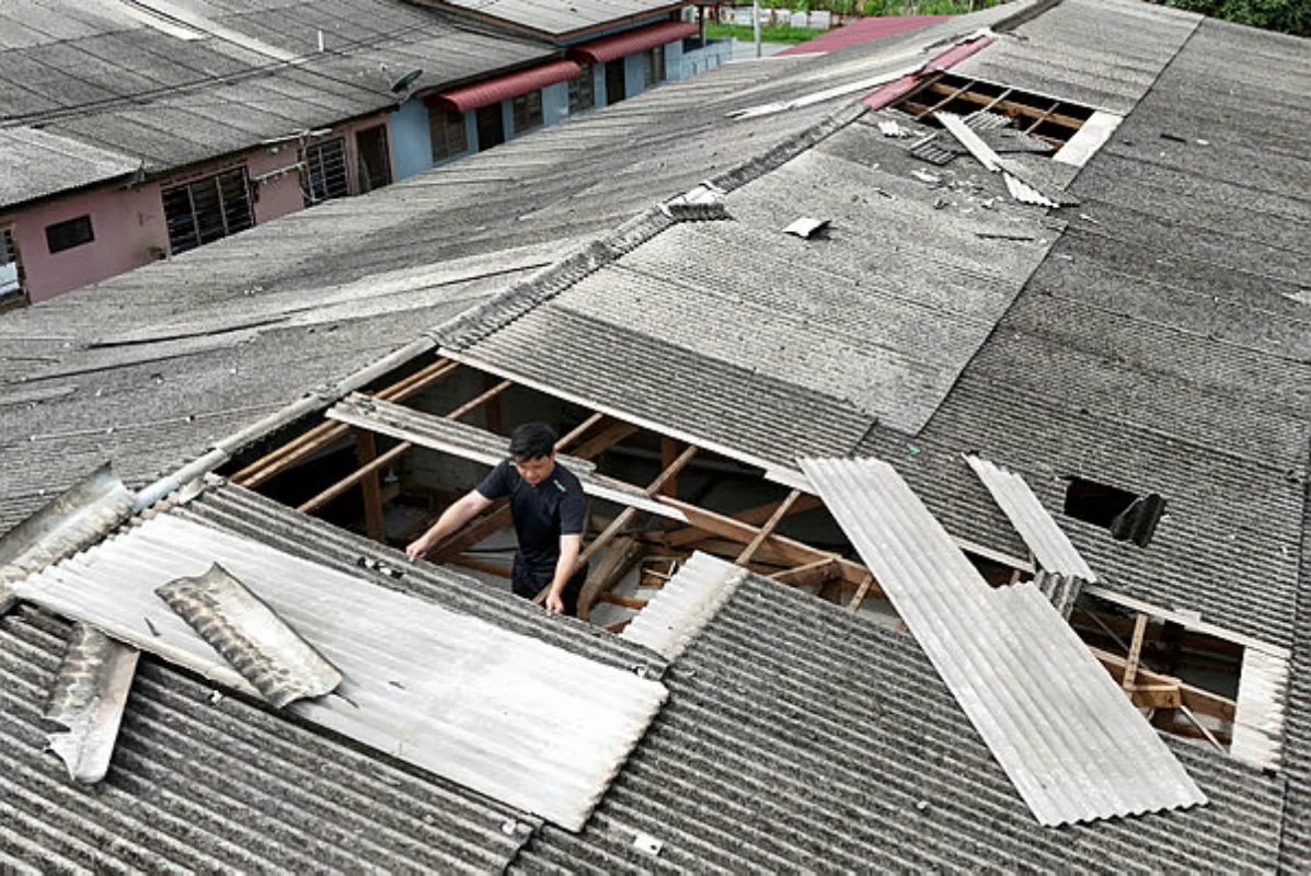 Five houses damaged by sudden windstorm in Chukai