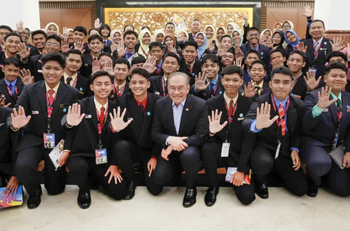 Trade hits over RM2.2 trillion, ringgit on strong run