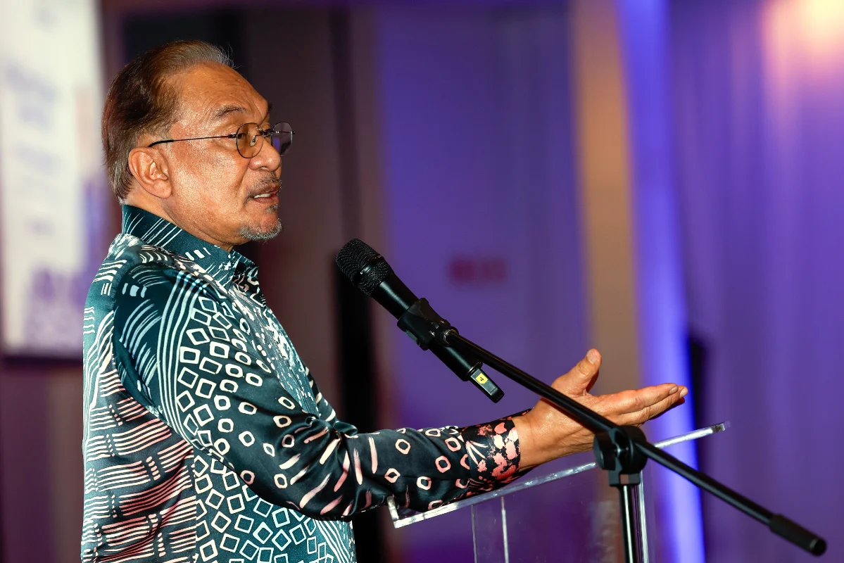 Prime Minister Anwar Ibrahim encourages SPM candidates, including those in flood-hit areas, to take their exams with confidence until December 23. Prime Minister Anwar Ibrahim encourages SPM candidates, including those in flood-hit areas, to take their exams with confidence until December 23.