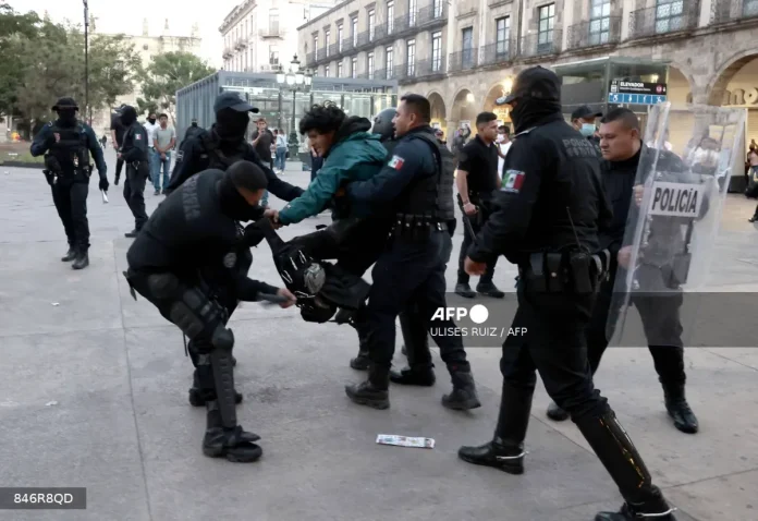 Clashes injure 120 at protest against Mexico president