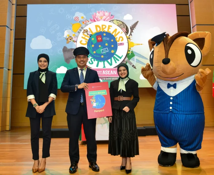 bnmmag-cf2025-launched-by-chief-services-officer-mohd-fuad-bin-arshad From left: Museum curator Alnizah Shamsudeen, Fuad and Noreen.