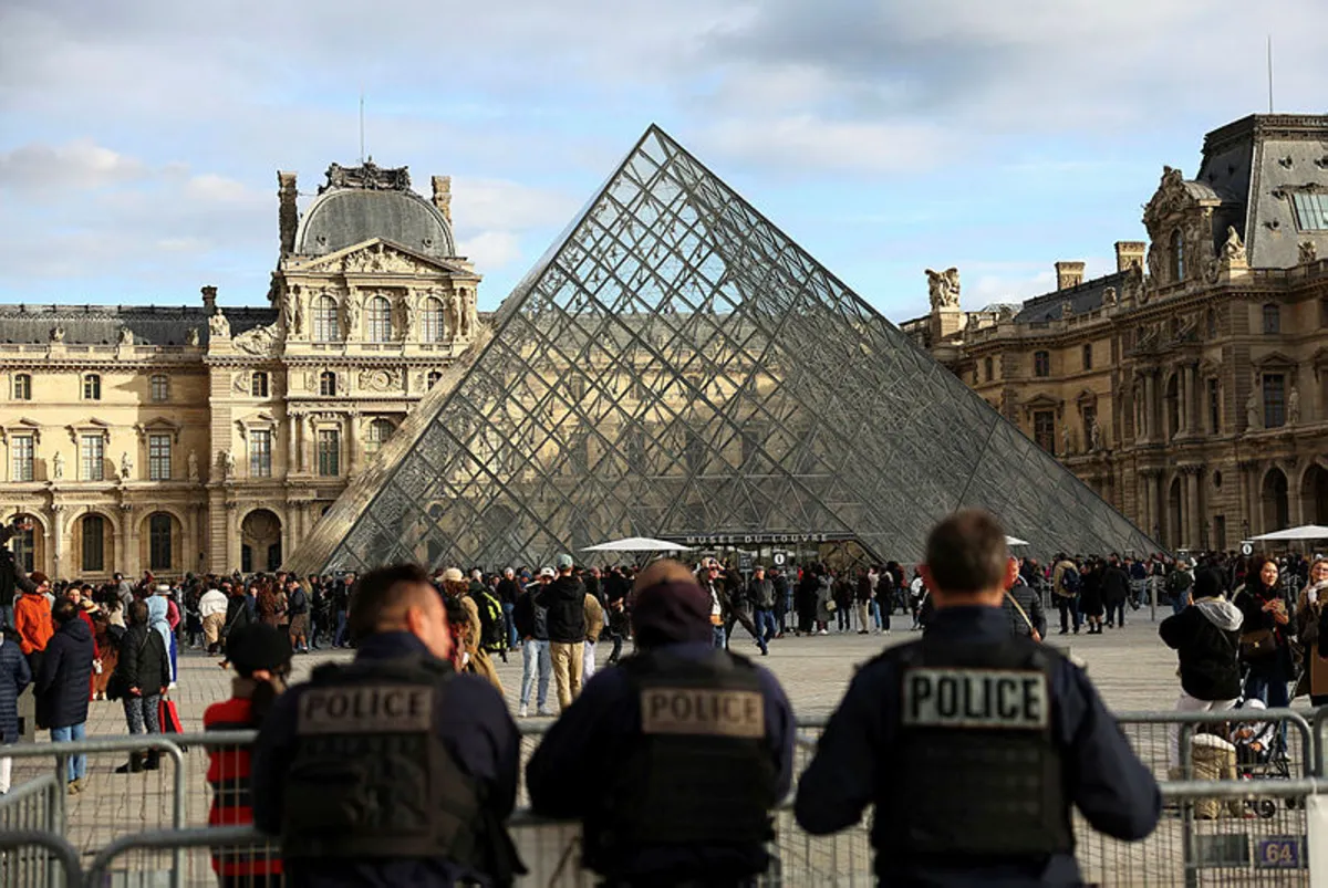 france-crime-louvre Mystery detective in Louvre jewel heist is suburban teen