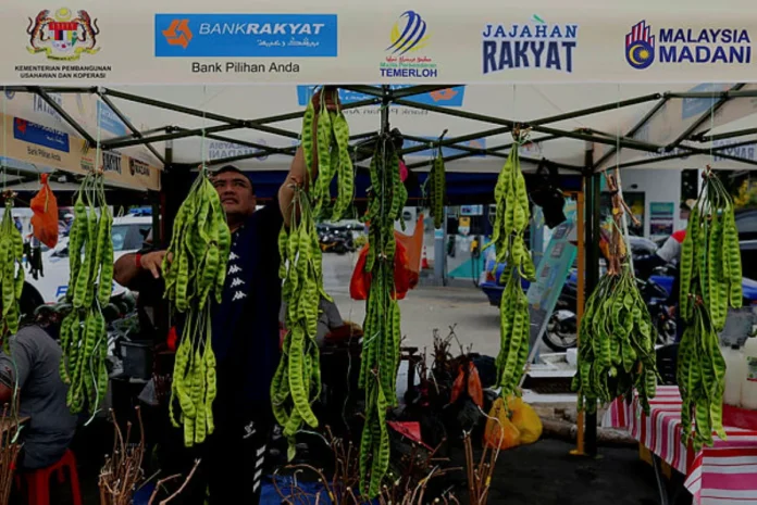 Government boosts support for hawkers and small traders under Malaysia MADANI