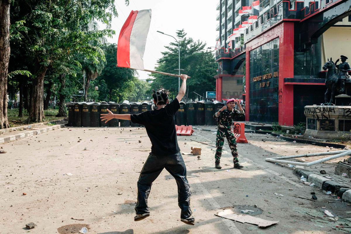 Indonesia police fire tear gas at protesters after motorcycle driver’s death Indonesia police fire tear gas at protesters after motorcycle driver’s death