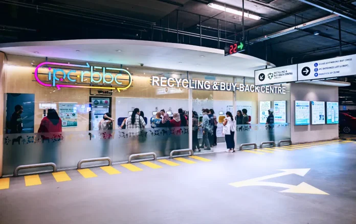 IPC Shopping Centre continues to champion sustainability and mindful living through initiatives such as its Recycling & Buy-Back Centre (RBBC) team building programme and the new Bring Your Own Container (BYOC) reward initiative.