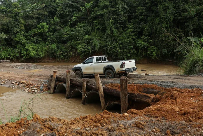 Jambatan sementara dibina di Kuala Betis selepas kepala air