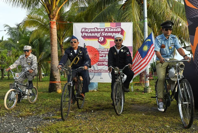 KAYUHAN SANTAI PENANG SEMPOI: 200 PESERTA KEMBALIKAN NOSTALGIA BASIKAL KLASIK
