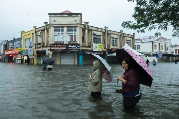 The situation in the Taman Bendahara area, Pengkalan Chepa, was flooded following continuous heavy rain since yesterday during a survey here today.