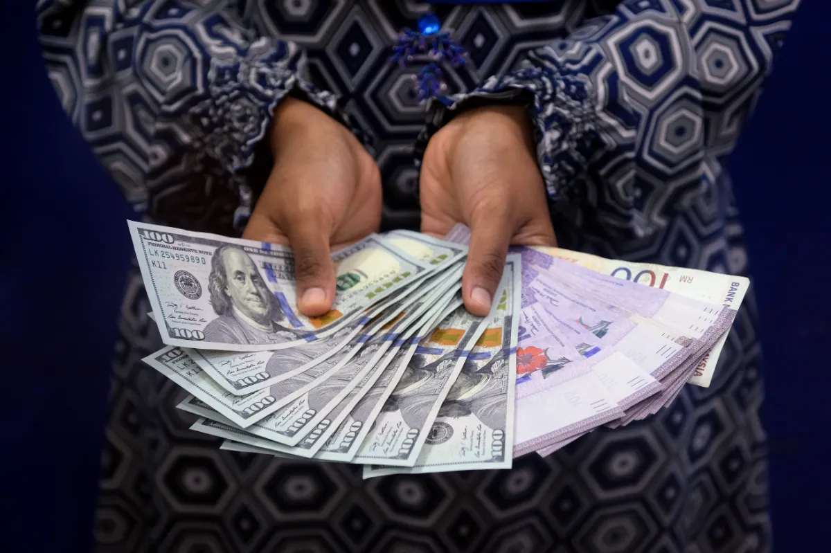 kl21-190718-ringgit-3 Ringgit Dollar