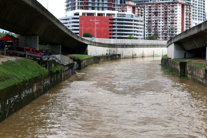 kl39-18112025-sar-hanyut The search and rescue (SAR) operation for a man believed to have been swept away by the headwaters in the Klang River near the Saloma Intersection here yesterday resumed this morning. - Bernama pic