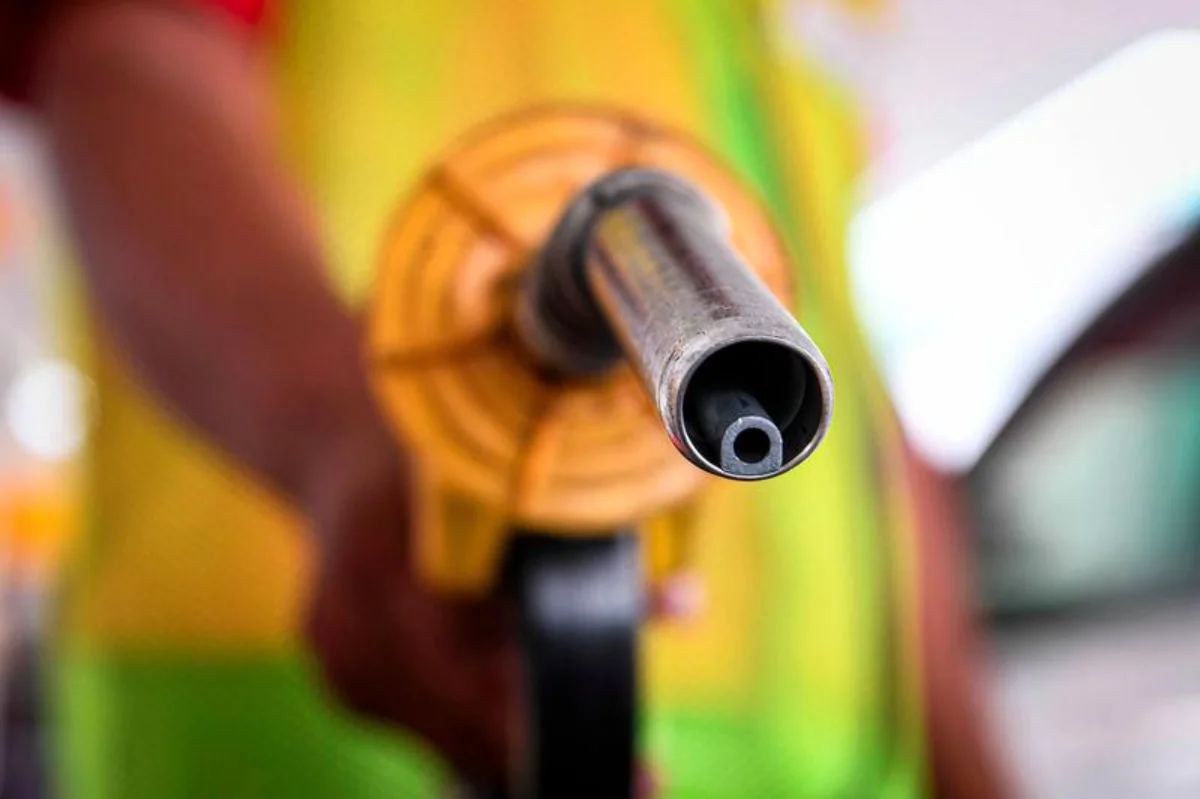 Government maintains 800-litre RON95 cap for e-hailing drivers