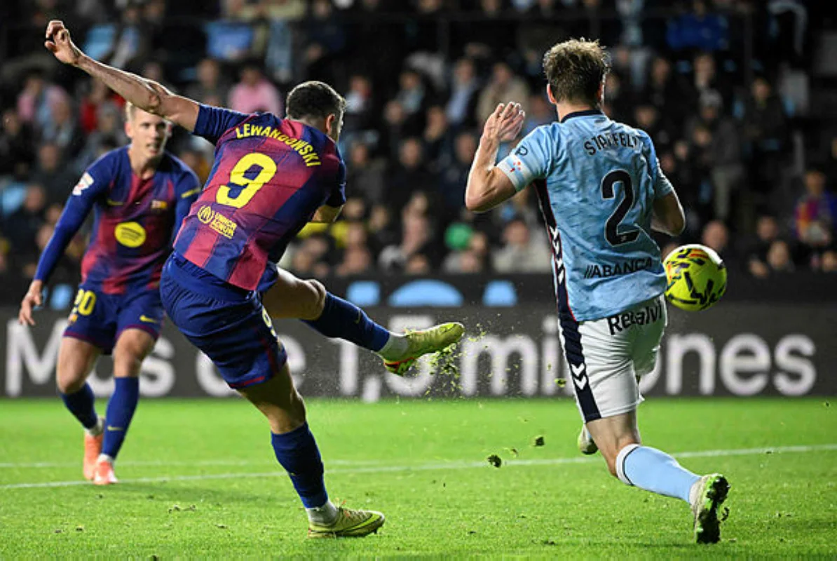 Lewandowski hat-trick powers Barcelona to victory over Celta Vigo