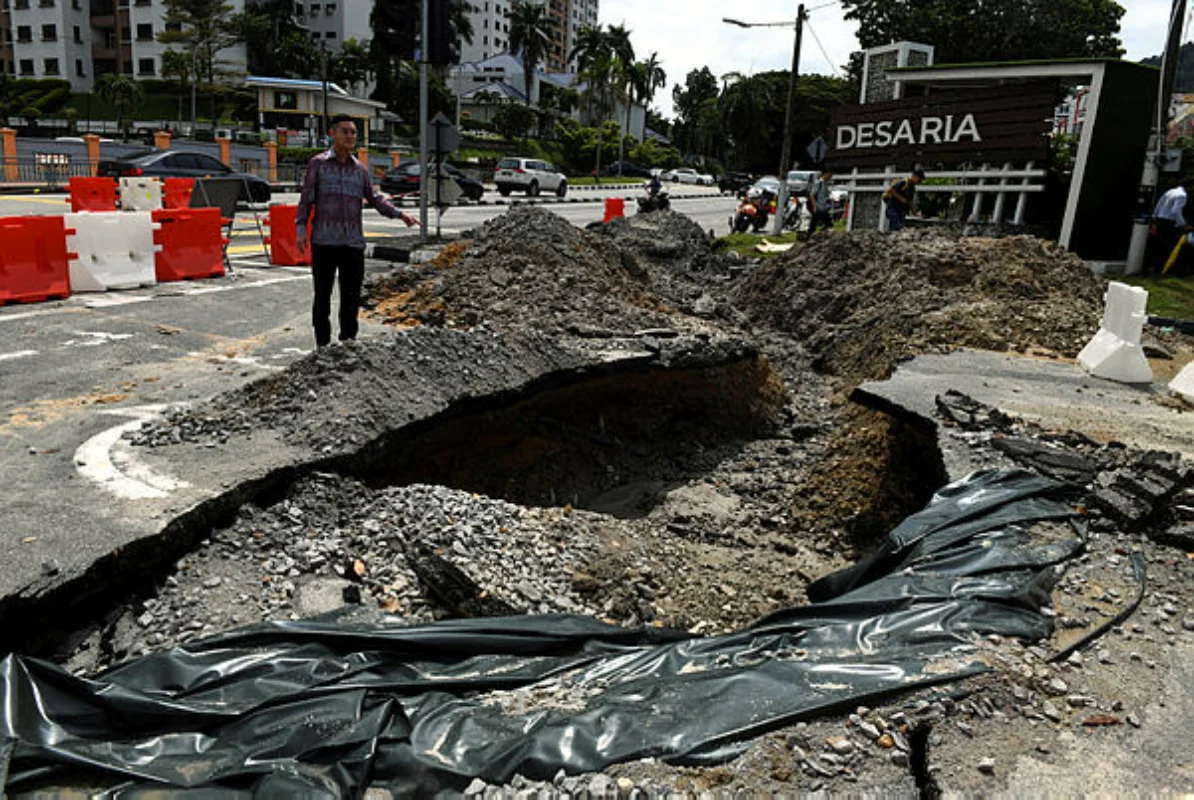 Paip bocor bawah tanah punca lubang benam di Bayan Lepas