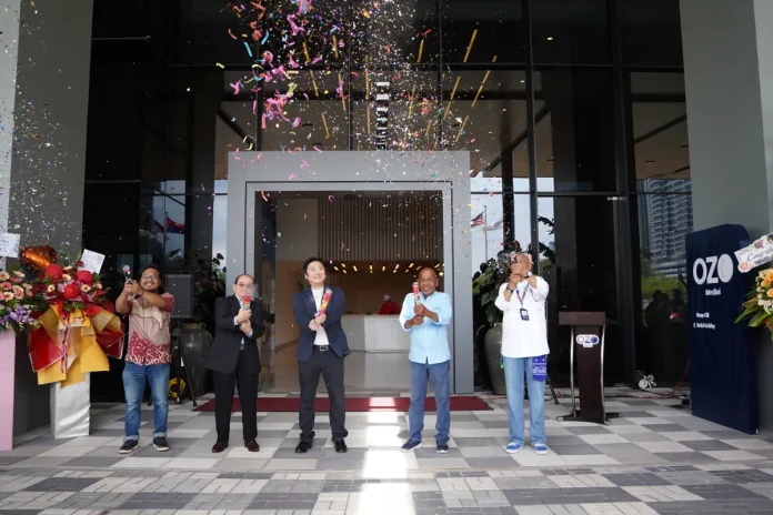 onyx OZO Medini Malaysia (L - R) Zaim Zarkasha Zamani, Dato' Azali Ismail, Managing Director Michael Cheng, Datuk Zamani, General Manager Murad Shariff