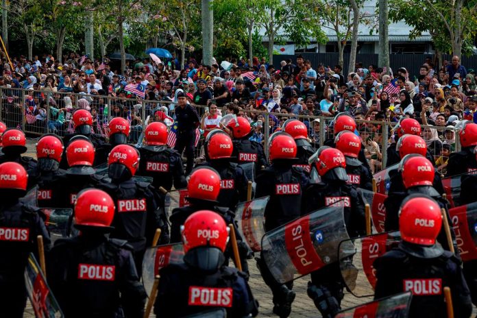 Sambutan Hari Kebangsaan 2025 meriah di seluruh negara dengan tema Malaysia MADANI