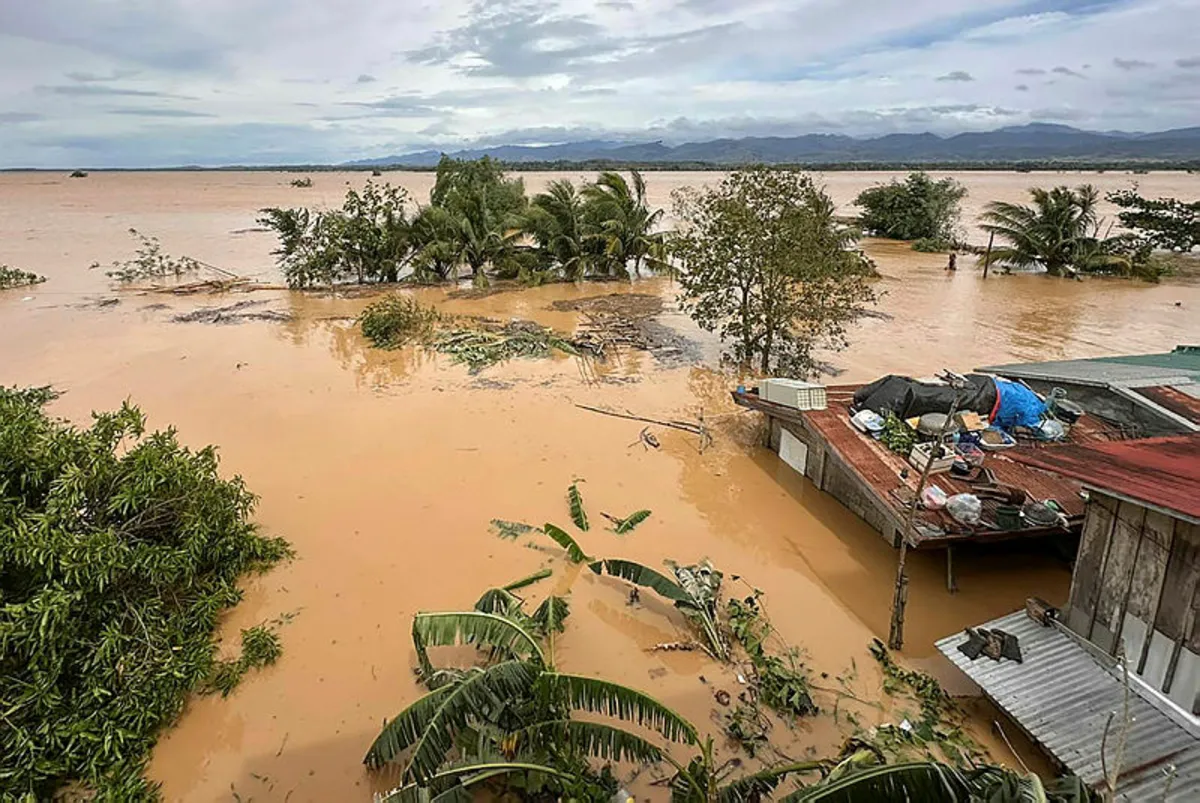 Typhoon Fung-wong leaves flooded Philippine towns in its wake