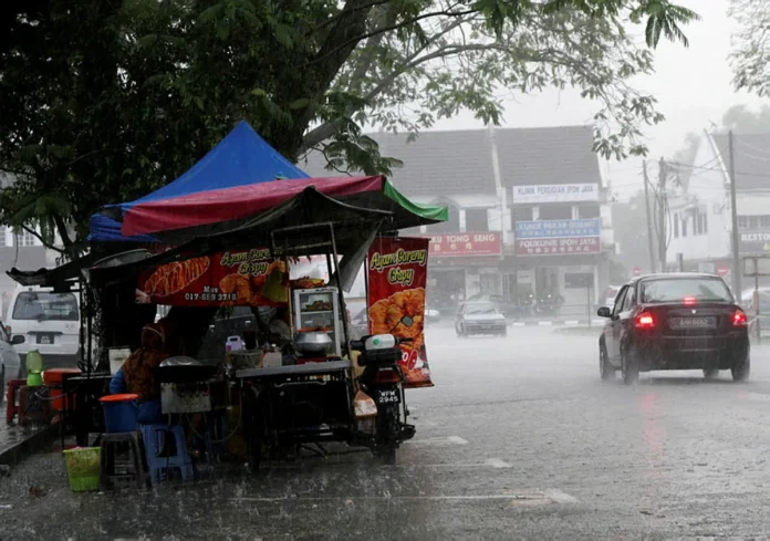 pk04-12032022-hujan-t6746af40-m800-x44643748 Ribut petir, hujan lebat landa tujuh negeri hingga 4 petang ini