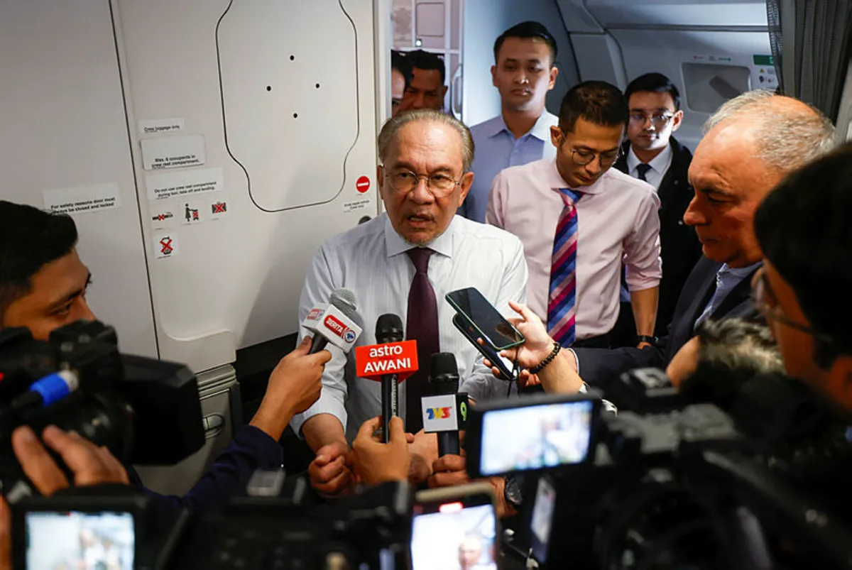 pm-pc SIDANG MEDIA LUAR BIASA PM ANWAR DI DAPUR PESAWAT