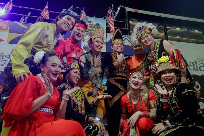 Persembahan Jelajah Pentarama Merdeka@HOHO tarikan utama di Putrajaya