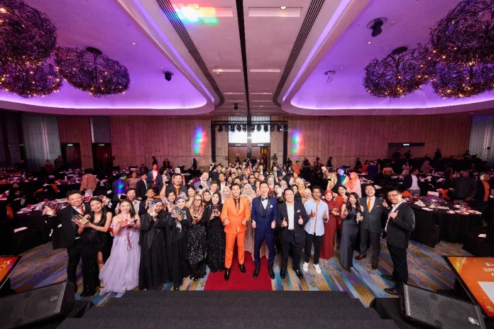 Shopee Superstar Award winners posing for photo with Shopee’s 11.11 Big Sale brand ambassador, Dato’ Sri Aliff Syukri and Shopee Malaysia’s Head of Marketing, Tan Ming Kit