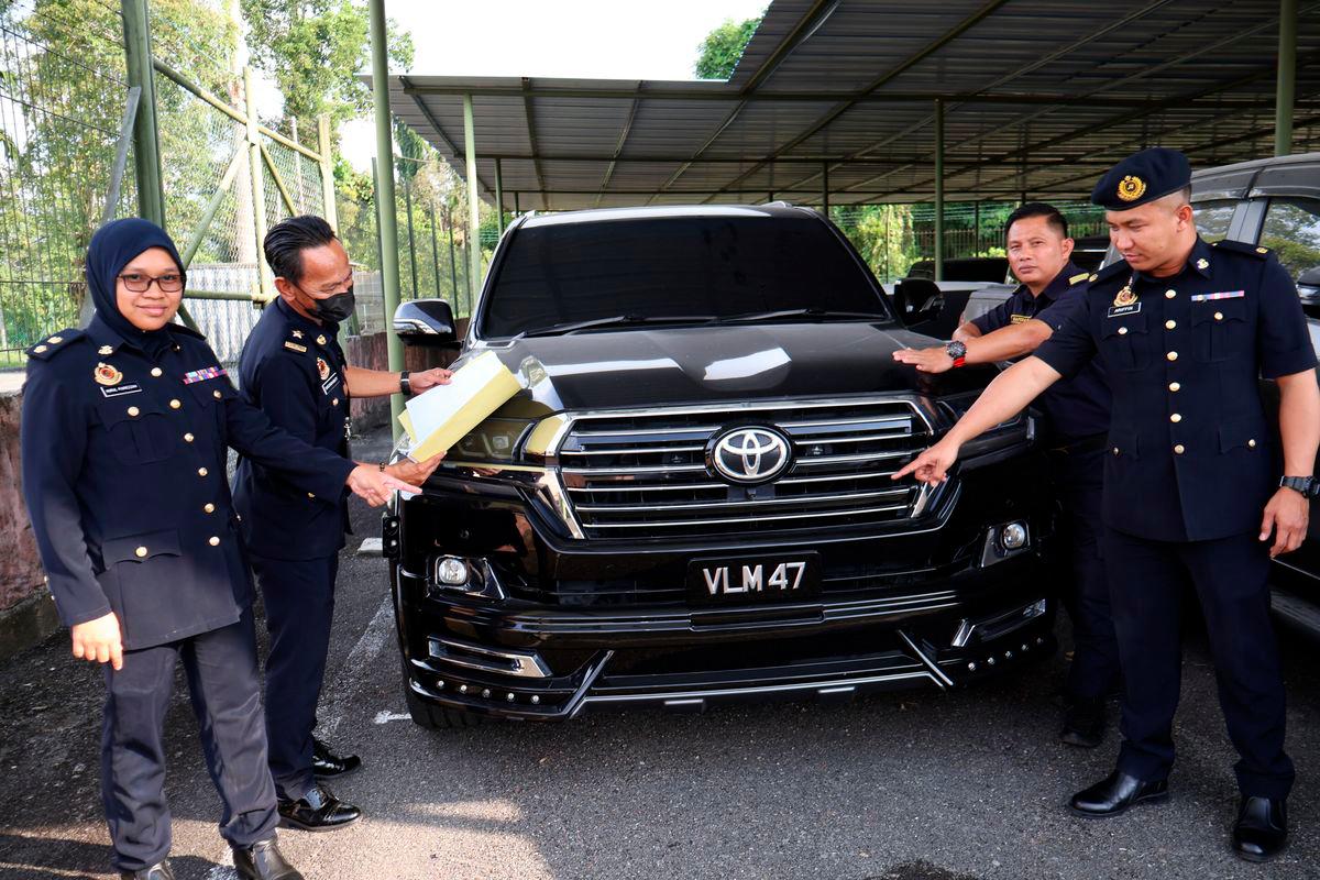 Sibu RTD seizes six luxury cars for expired road tax and no insurance Sibu RTD seizes six luxury cars for expired road tax and no insurance