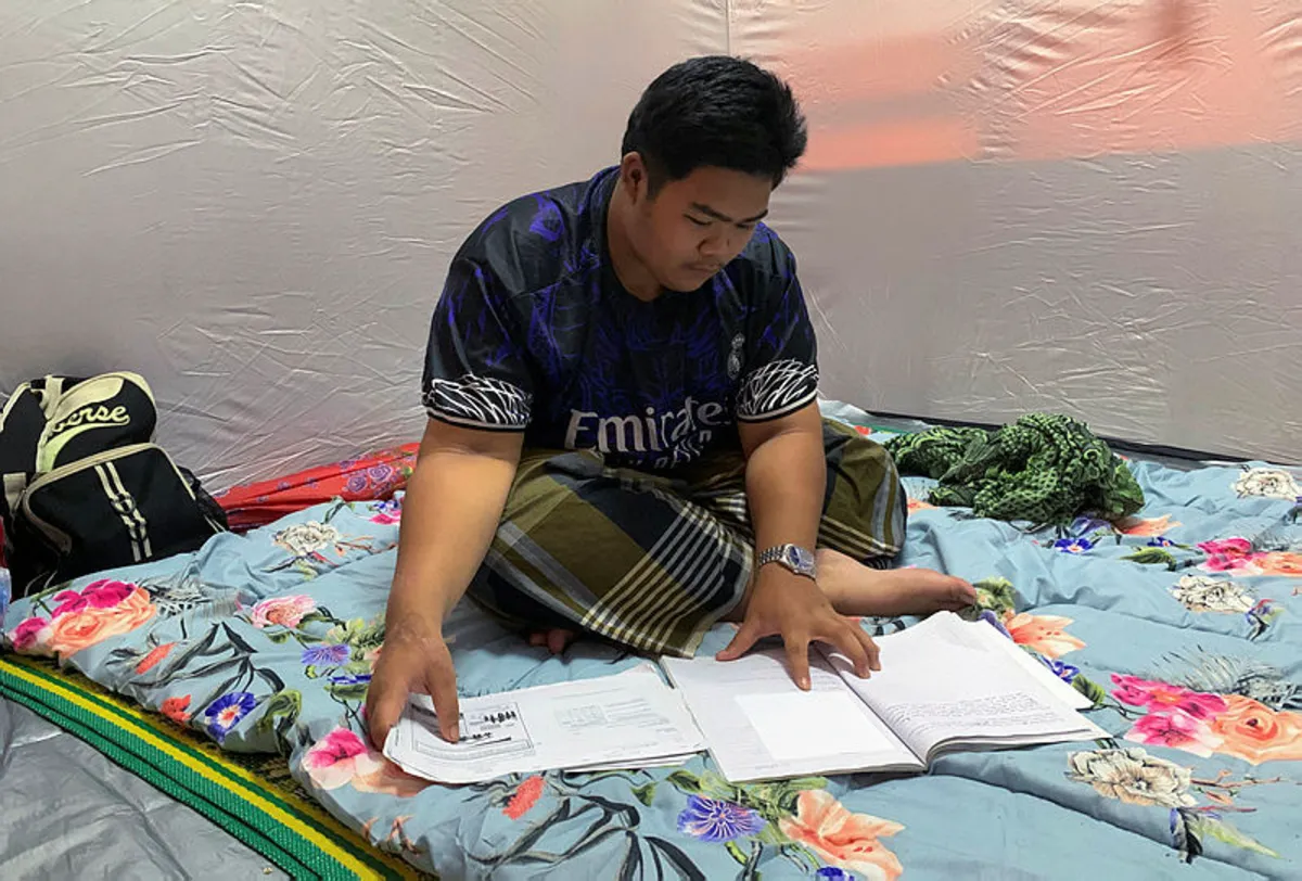 Calon SPM di PPS guna telefon untuk ulang kaji hadapi banjir