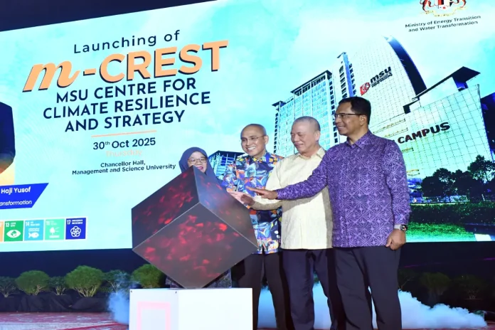 From (left) Prof. Puan Sri Datuk Dr Junainah Abd. Hamid, Vice-Chancellor of MSU; Professor Tan Sri Dato' Wira Dr Mohd Shukri Ab. Yajid, President and Founder of MSU; Prof. Datuk Seri Ir. Dr Zaini Ujang, Pro Chancellor of MSU; and Deputy Prime Minister and Minister of Energy Transition and Water Transformation Datuk Fadillah Yusof during the m-CREST launching ceremony.
