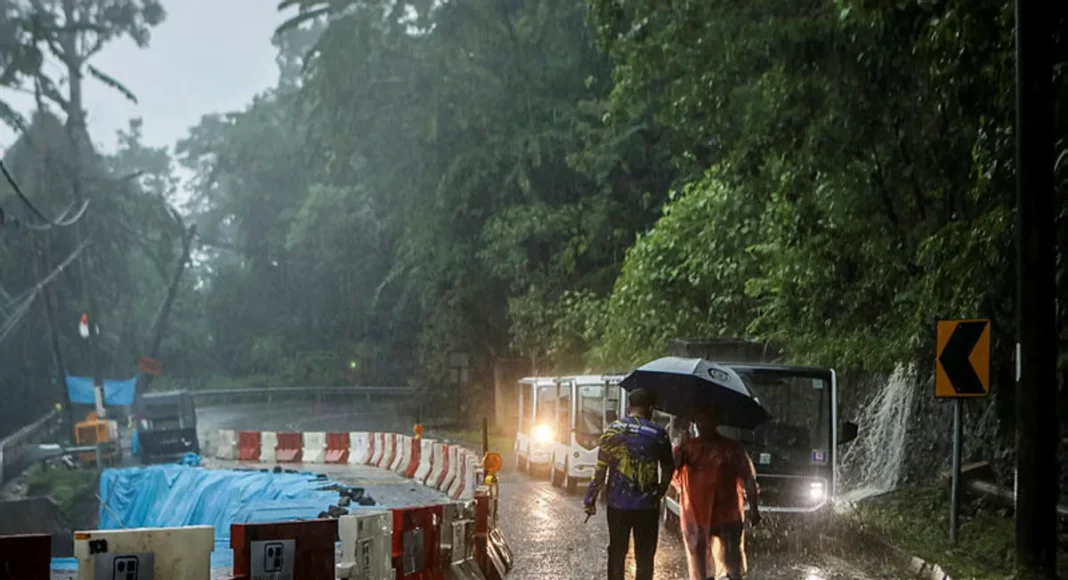 HAMPIR 400 MANGSA TERKANDAS TANAH RUNTUH DI WANG KELIAN