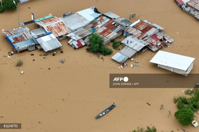 Typhoon Fung-wong leaves flooded Philippine towns in its wake