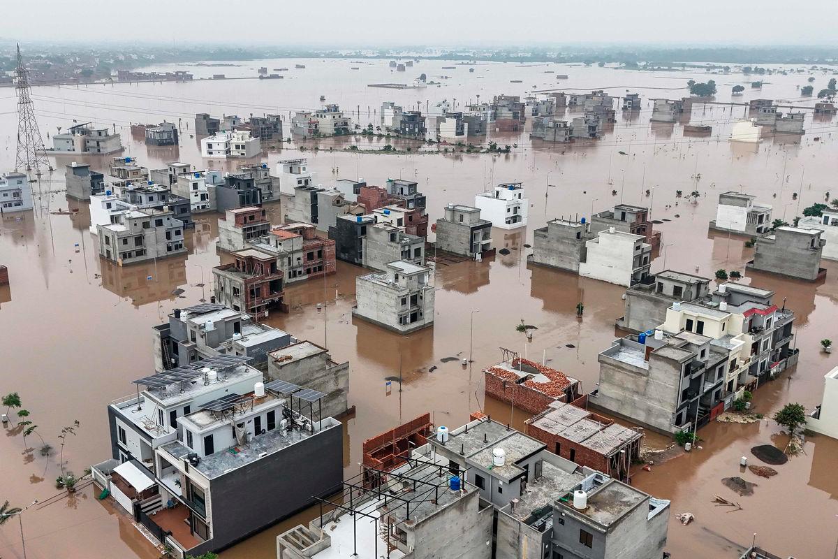 Pakistan evacuates 500,000 people from severe monsoon flooding Pakistan evacuates 500,000 people from severe monsoon flooding