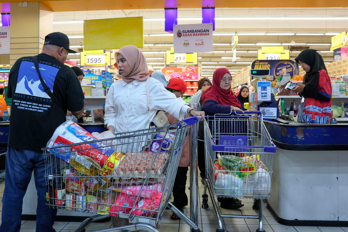 Bantuan SARA RM100 dimanfaatkan rakyat seluruh negara untuk keperluan asas Bantuan SARA RM100 dimanfaatkan rakyat seluruh negara untuk keperluan asas