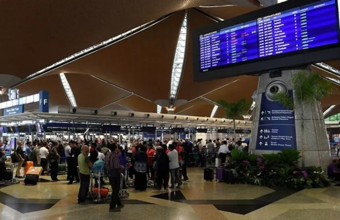 Malaysia's services sector posts surplus in Q3 2025, first in 14 years