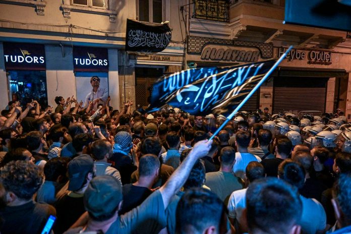 Police barricade off Istanbul centre to block cartoon protest