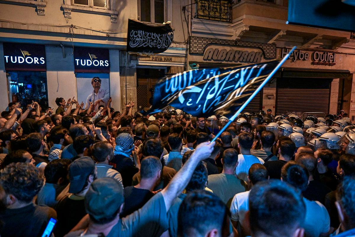 Police barricade off Istanbul centre to block cartoon protest