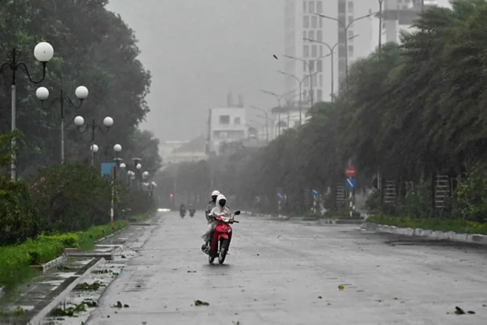 Typhoon Kalmaegi strikes Vietnam after killing 140 in Philippines