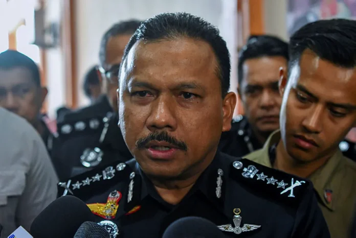 13 individu ditahan kerana berhimpun haram di luar Istana Negeri Kelantan