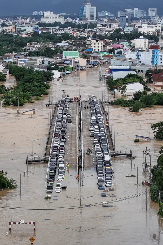 Stranded Malaysian vehicles return from Hatyai floods via Rantau Panjang