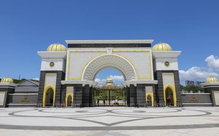 Seven ministers and eight deputies sworn in before King at Istana Negara