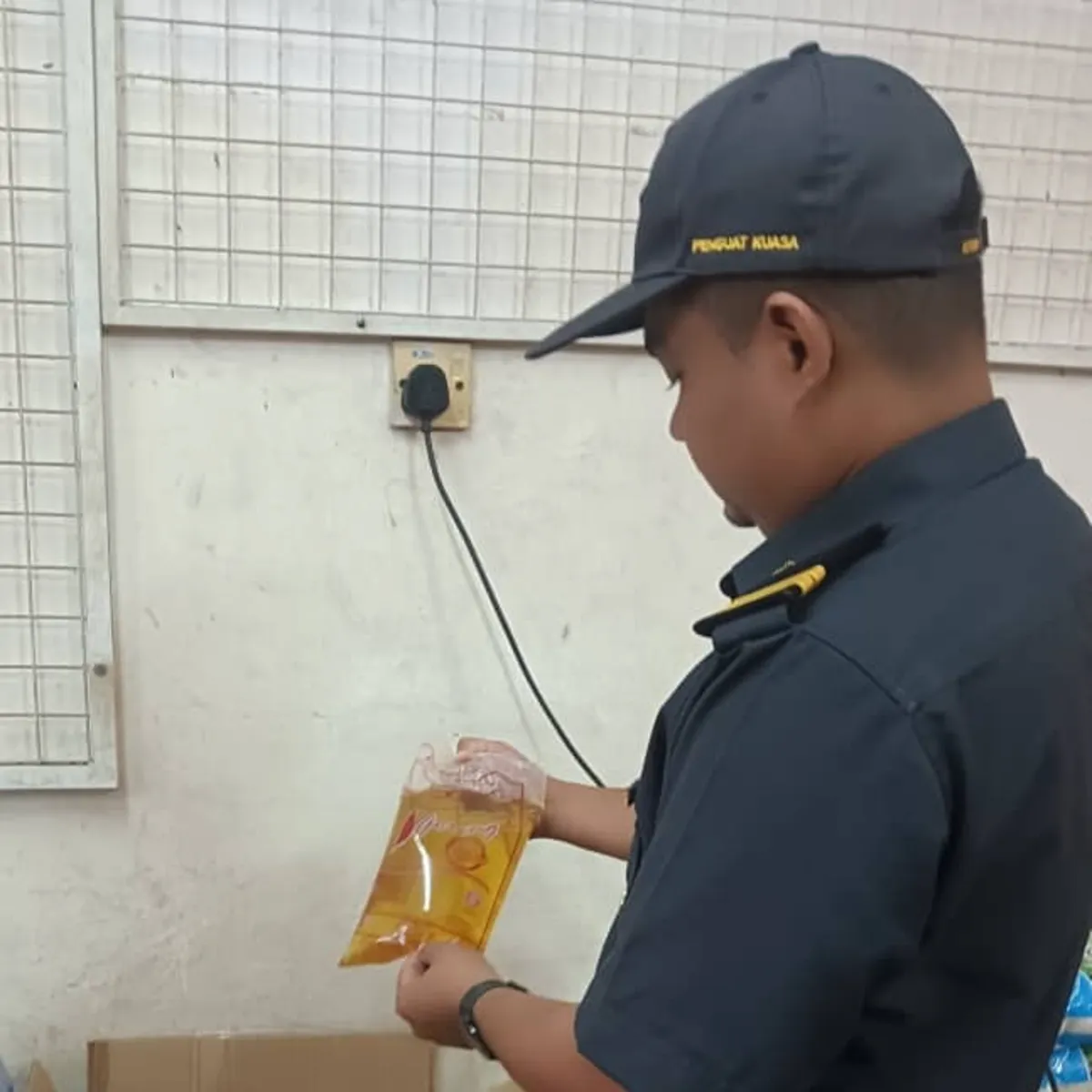 587808805-18110454217715732-2789348269009781633-n KPDN Kelantan rampas lebih 8 tan minyak masak paket subsidi