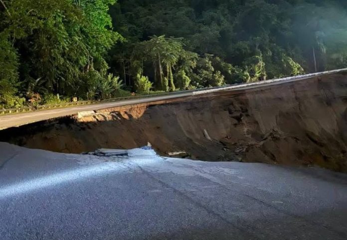 Jalan Gua Musang-Lojing ditutup sepenuhnya akibat tanah runtuh