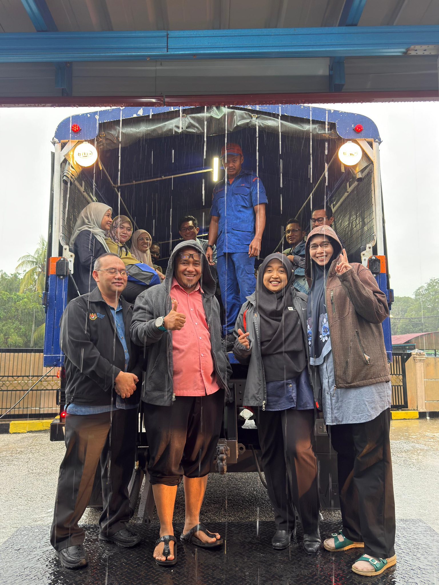 APM rescues 22 stranded MUET examiners from Kuantan floods