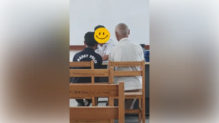 Chinese uncle signs Indian neighbour’s report card, netizens say: “This is true Malaysian unity”-blurred Chinese uncle signs Indian neighbour’s report card, netizens say: “This is true Malaysian unity”