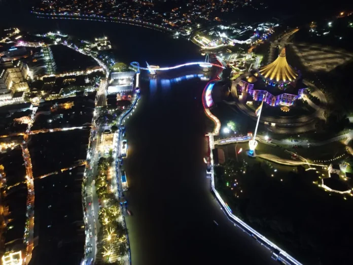 599950275-1180790207500207-8127276663882374379-n Kuching serikan bandar dengan cahaya Jalur Gemilang sempena Sukan SEA