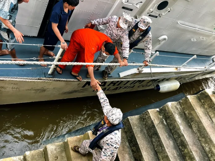 APMM facebook Vietnam dan Malaysia selamatkan 15 kru kapal kargo dalam kecemasan