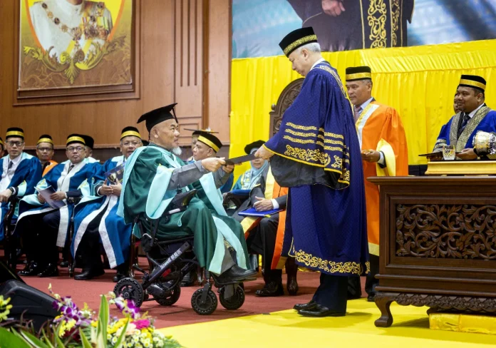 Amputee_diabetes_patient_graduates_with_master_s_degree_in_Islamic_theology