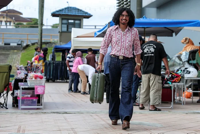Anak muda gaya fesyen era 70-an sebagai identiti harian di Johor Bahru