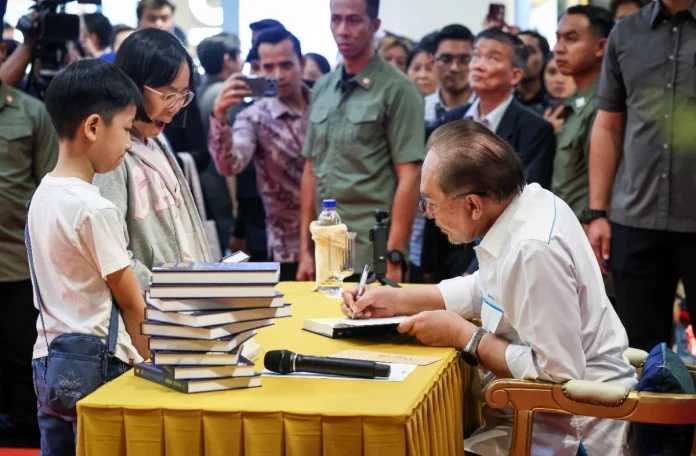 Anwar_donates_all_royalties_from_new_book_to_help_poor_students