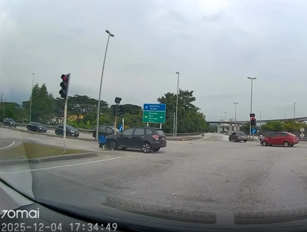 Children seen performing bicycle stunts on busy roads in putra heights, nearly hit by cars Children seen performing bicycle stunts on busy roads in putra heights, nearly hit by cars